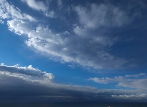 Gökyüzü ve bulutların güzel manzarası