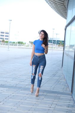 Sokakta poz veren güzel bir kadın.