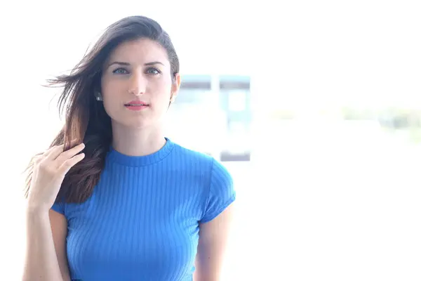 mavi gözlü genç kadın