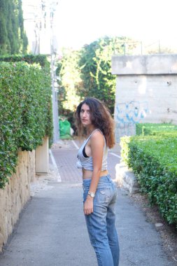 Sokaktaki genç kızın portresi.