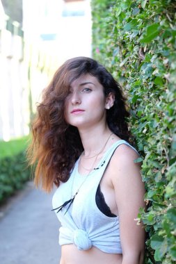 Mavi gözlü, siyah saçlı genç bir kadın.