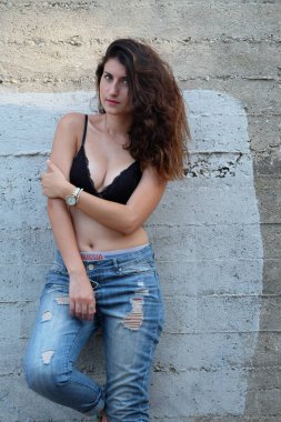 Güzel bir esmer manken çekim için poz verir.