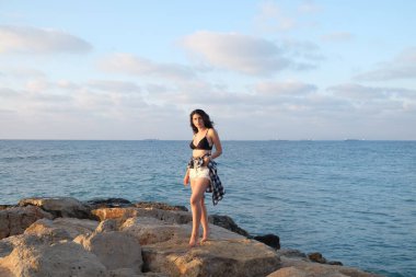 Sahilde güzel bir kadın