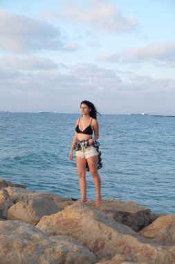 Kumsalda yürüyen bir kadın