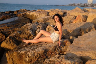 Genç güzel kız sahilde poz