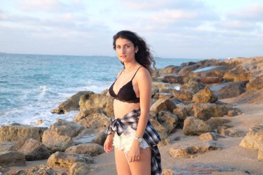 Sahilde çekici genç kadının portresi