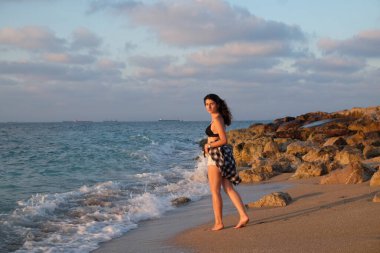 Akşamları denizde uzun saçlı güzel bir kız.