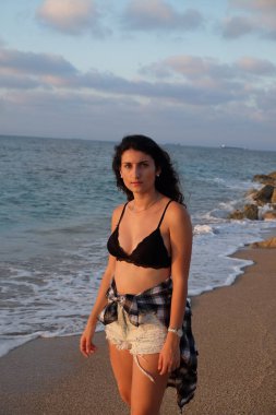 Kumsaldaki genç kadın.