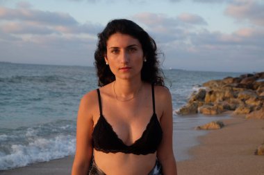 mayolu genç kadın portresi