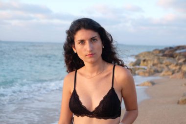 Kumsaldaki genç kadın.