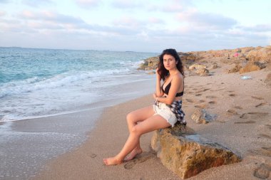 Gün batımında sahilde bir kız