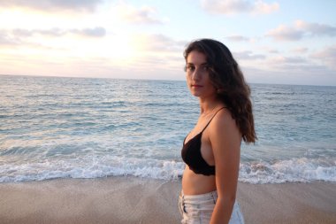 Sahilde güzel bir kız