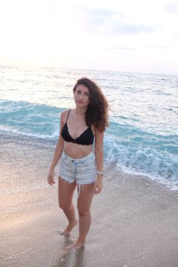 Kumsalda uzun saçlı güzel beyaz bir kız..