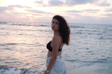 Kumsalda güzel genç bir kadın