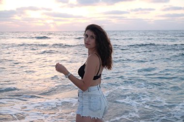 Sahilde güzel bir kız