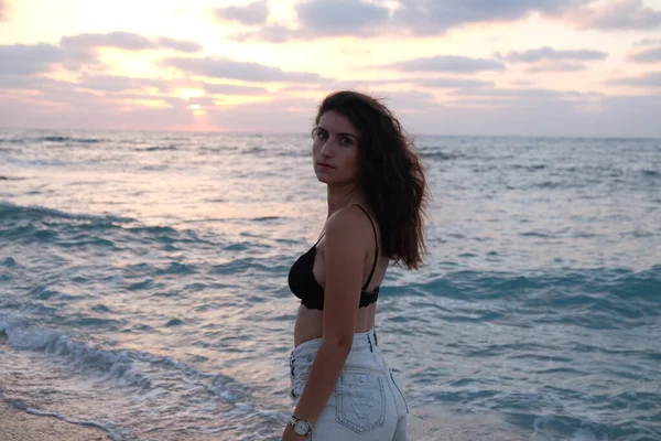 Sahilde güzel bir kadının portresi.