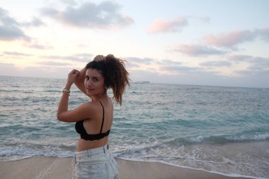 Sahilde güzel bir kadın