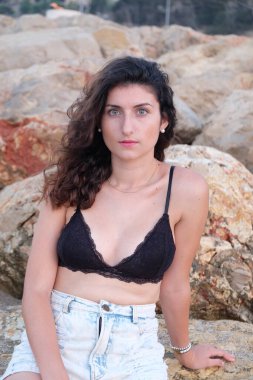 Kaya genç kadın portresi