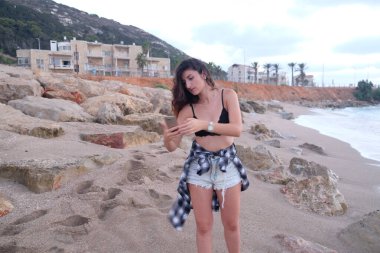 Akdeniz kıyısında sahilde yürüyüş yapan güzel bir kız. yüksek kaliteli fotoğraf