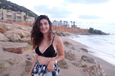 Kumsaldaki genç kadın.