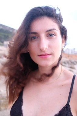 Kıvırcık saçlı genç kadın.