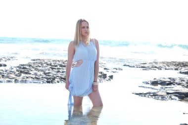 Beyaz elbiseli genç kız.