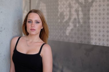 genç kız sokakta poz