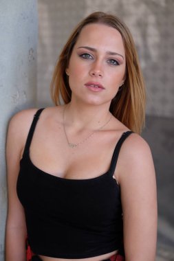 Kızıl gözlü ve siyah saçlı sarışın bir kızın portresi..