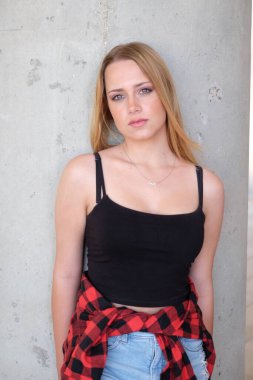 Çevrede poz veren bir kadın model.