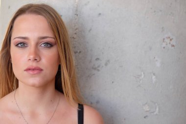 Yakından, sarı saçlı güzel bir kızın portresi. güzellik ve moda konsepti.