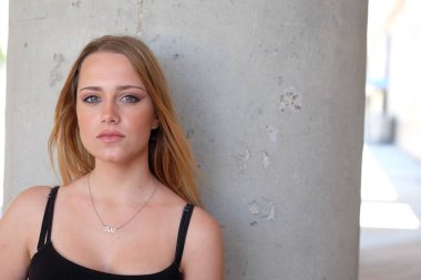 Güzel kız şehir sokaklarda poz