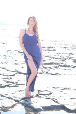 Güzel kız sahilde poz