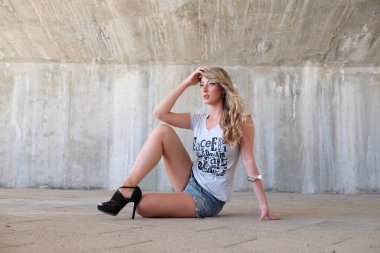 güzel kız kamera için poz