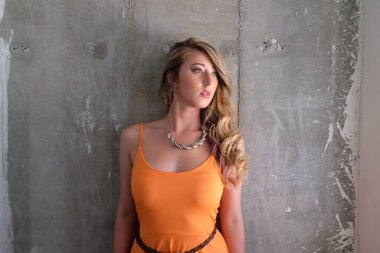 Turuncu elbiseli güzel bir kız.