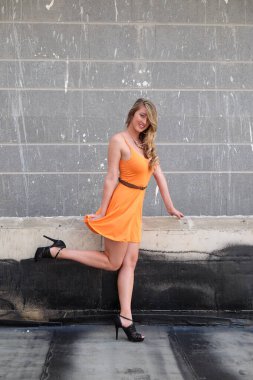 Siyah elbiseli güzel sarışın.