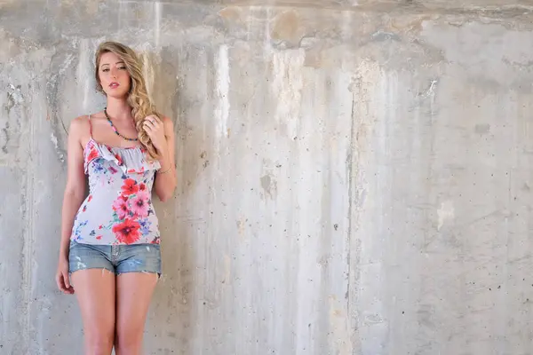 genç bir kadın beyaz arka planı poz