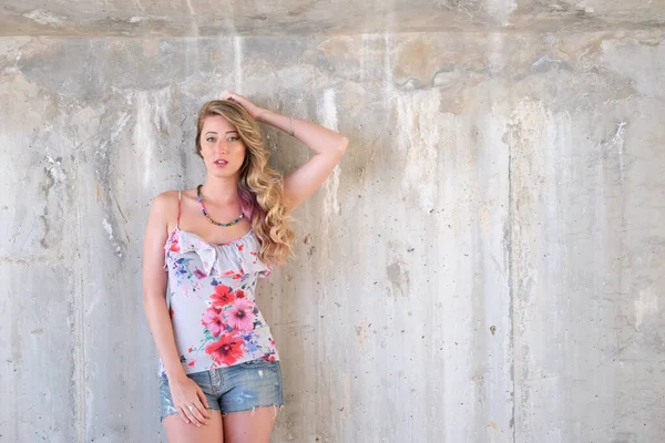 Dışarıda poz veren güzel bir kız.