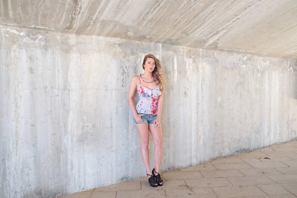 Terk edilmiş bir binada poz veren genç kız.