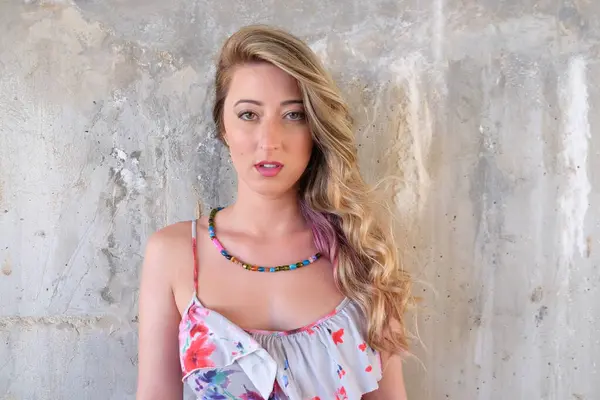 parkta güzel bir genç kız portresi