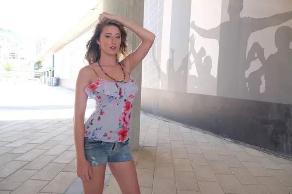 Sahilde güzel bir kız