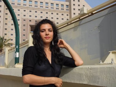 Şehirdeki genç bir kızın portresi