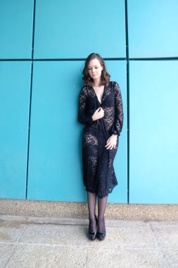 Siyah elbiseli ve mavi dudaklı bir kadının portresi..