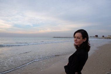 Sahilde güzel bir kadın