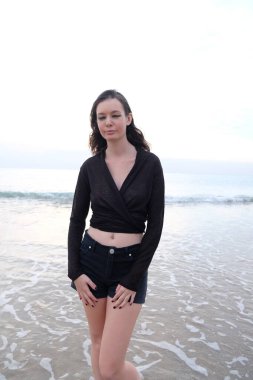 Sahilde güzel bir genç kadının portresi.