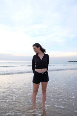 Sahilde bir kadın