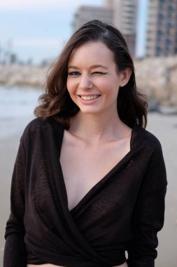 Güzel genç bir kadının portresi.