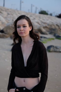 Kumsaldaki genç kadın.