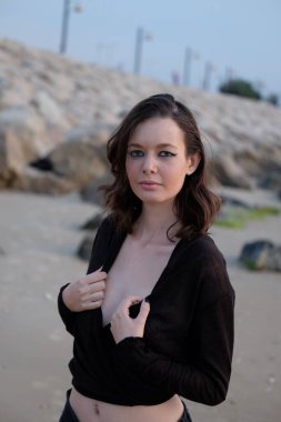 Plajda mayo giymiş güzel bir genç kızın portresi.