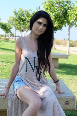 Parktaki güzel genç kadın.