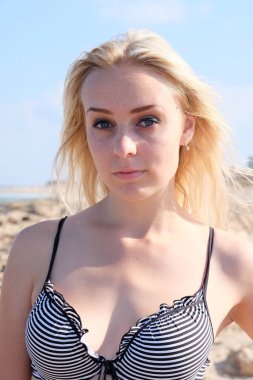 Kumsaldaki genç kadın.